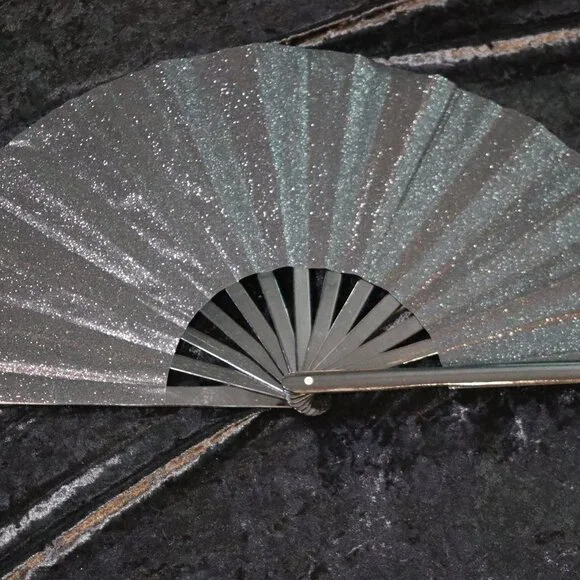 🖤 Glitter & Glam Folding Fan – Black Magic Moment ✨ - Picture 2 of 2